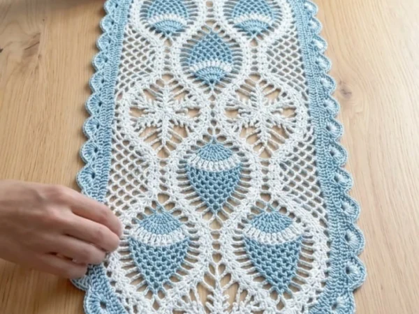Frosted Pineapple Doily Runner — Free Crochet Pattern