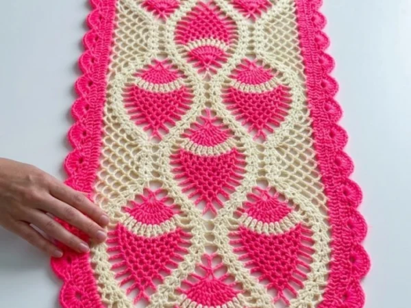 Hot Pink Pineapple Oval Table Runner — Free Crochet Pattern