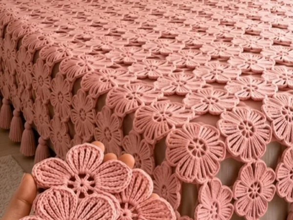Dusty Rose Floral Daisy Bedspread — Free Crochet Pattern